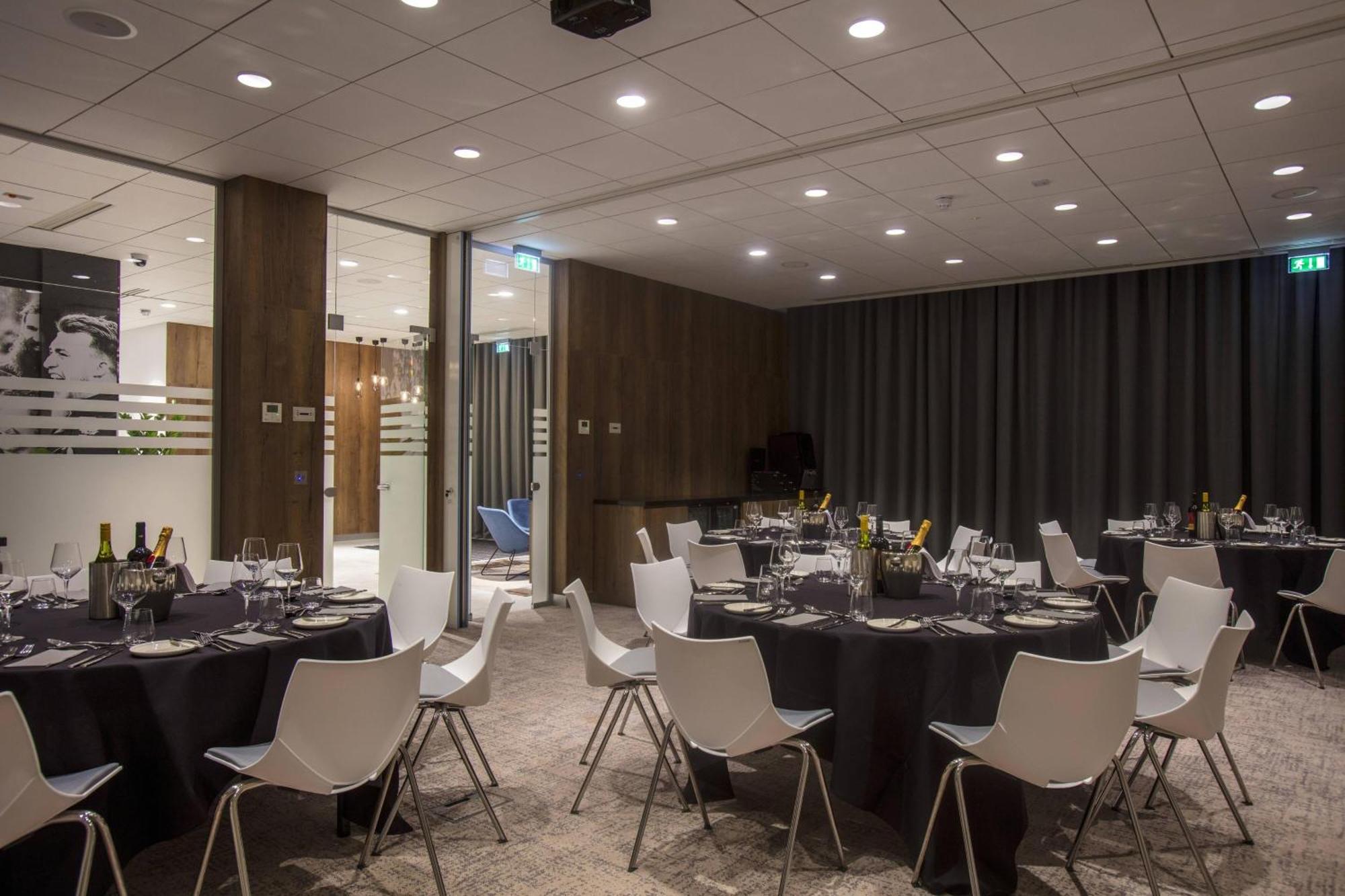 Courtyard By Marriott Edinburgh West Hotel Exterior photo