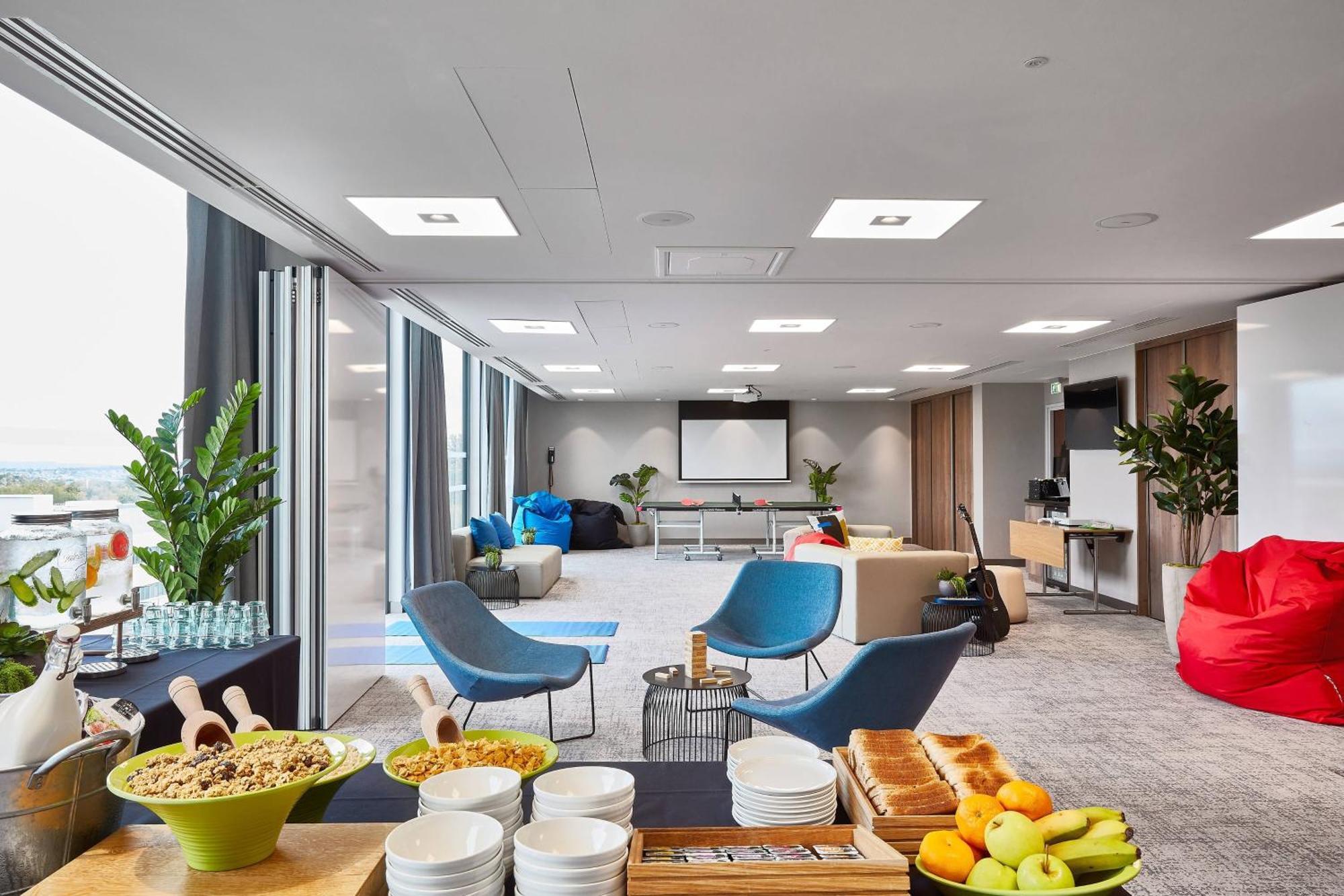 Courtyard By Marriott Edinburgh West Hotel Exterior photo